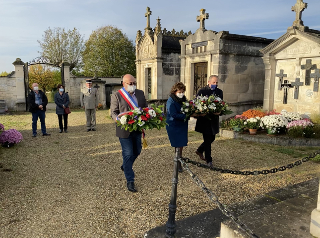 Cérémonie du 11 novembre 2020 en public restreint (COVID), dépôt de gerbe, Maire et élus départementaux