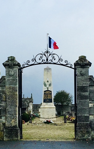 Entrée du cimetière, monument au mort et drapeau tricolore