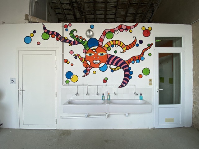 Une fresque colorée et joyeuse surplombe les lave-mains de l'école Prince de Condé