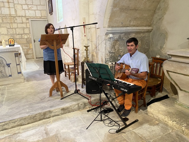 Inauguration fin de travaux église Saint-Romain de Triac en 2020, un joueur d'orge et de guitare accompagne une chanteuse. Deux artistes du village