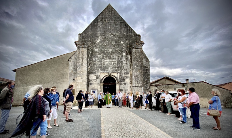 Place de l'église Saint-Romain de Triac en 2020 lors de l'inauguration suite aux travaux, le Père Jean-François Mondy, le Maire Sébastien Bretaud et les participants sur le parvis