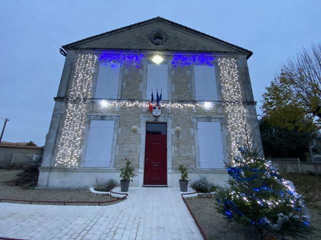 Façade de la Mairie en illuminations de Noël