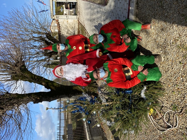 Le Père Noël et ses Lutins du CFTL assurent la distribution des cadeaux de la commune et des chocolats qu'ils offrent même en plein COVID. Livraison à domicile 👍 (décembre 2020)