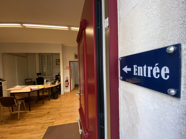 Petit panneau entrée, qui désigne l'entrée