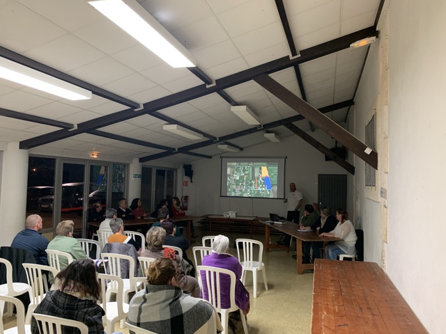 Salle communale en configuration réunion publique, le public, la projection d'image sur écran