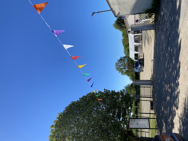 Entrée de la salle communale avec drapeaux de fête